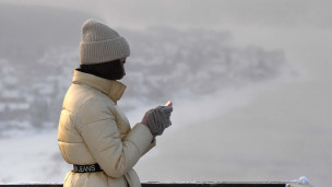 Девушка с телефоном на смотровой площадке