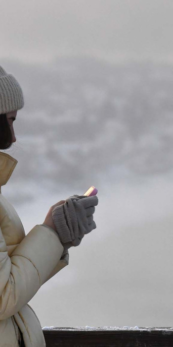 Девушка с телефоном на смотровой площадке