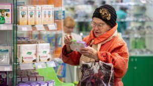 Пожилая женщина в аптеке