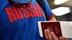 Пассажир в Международном аэропорту держит в руках загранпаспорт