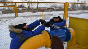 Сотрудники компании устанавливают газовое оборудование 