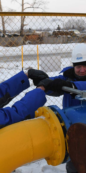 Сотрудники компании устанавливают газовое оборудование 