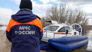 Сотрудник МЧС в зоне подтопления 