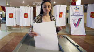 Девушка голосует на выборах