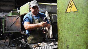 Сотрудник завода во время работы