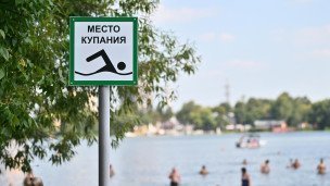 Lyudi -kupayutsyа-na-Belom-ozere-v-prirodno-istoricheskom-parke