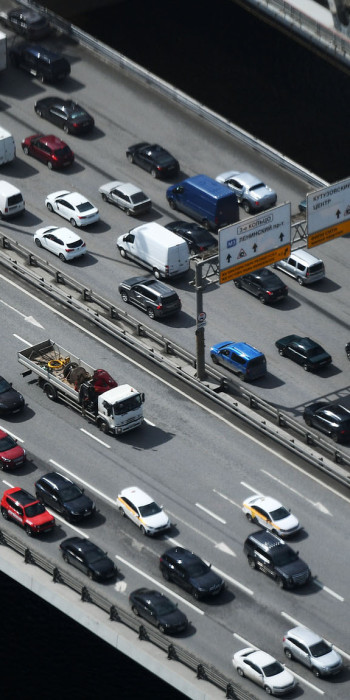 Avtomobil'noye-dvizheniye-na-transportnom-kol'tse