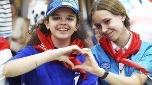 dve-devushki-v-forme-arteka-pokazyvayut-serdechko-iz-ladonej