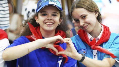 dve-devushki-v-forme-arteka-pokazyvayut-serdechko-iz-ladonej