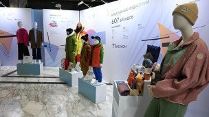 Выставка российских брендов на переднем и дальнем плане представлена одежда