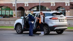 Сотрудник ДПС во время технического осмотра автомобиля