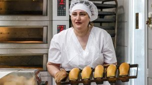 Сотрудница в пекарне