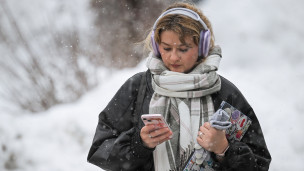 Девушка с телефоном