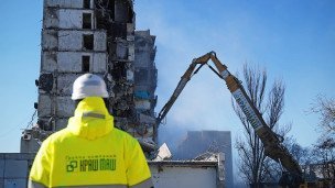Строители сносят аварийный дом 