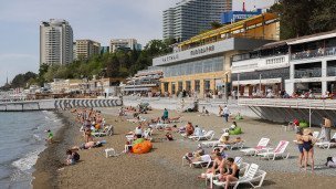 Люди во время пляжного отдыха