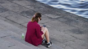 Девушка с телефоном 