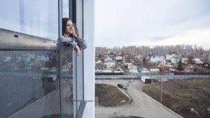  Девушка во время осмотра квартиры