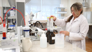 Сотрудник в лаборатории завода 