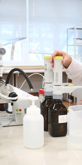 Сотрудник в лаборатории завода 