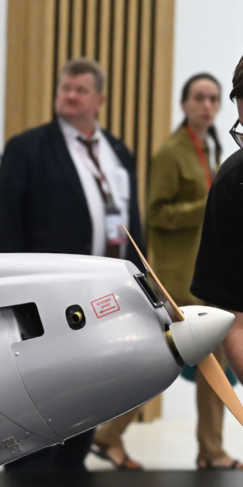 Посетитель на выставке международного форума