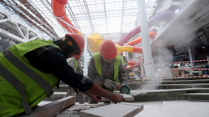 Строительство на фоне аквапарка 