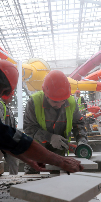 Строительство на фоне аквапарка 