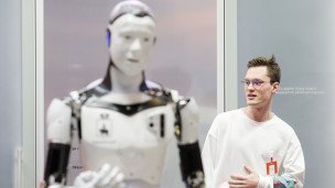 Антропоморфный робот рядом с человеком
