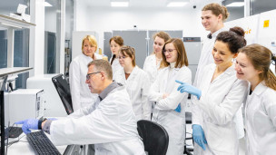 Студенты в лаборатории 