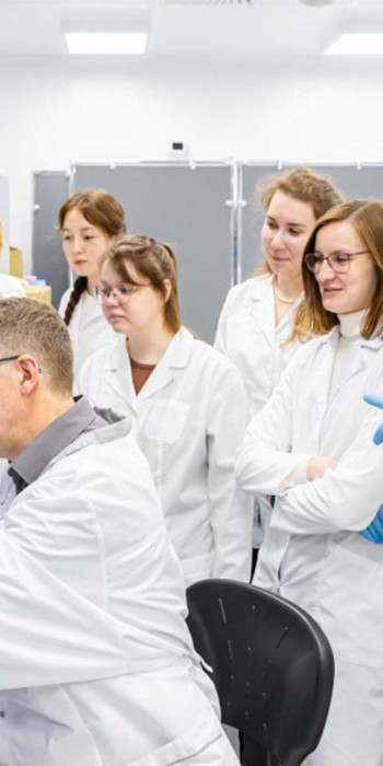 Студенты в лаборатории 