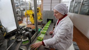 Сотрудник на линии фасовки масла на Мелитопольском молокозаводе
