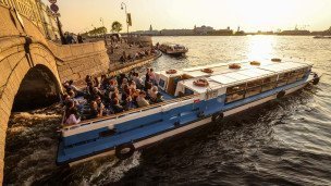 Вид на речной трамвай на реке Неве