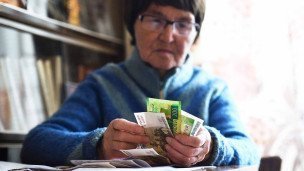 Женщина, получившая пенсию, у себя дома