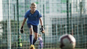 posrostok-igraet-v-futbol