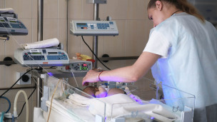 женщина и новорожденный ребенок