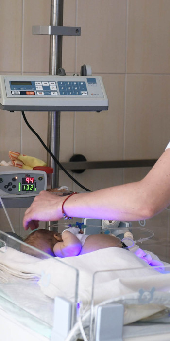 женщина и новорожденный ребенок