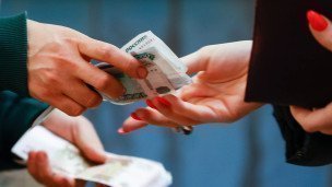 Передача рублевых купюр из рук в руки