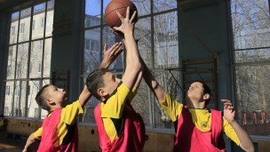На уроке физкультуры в школе