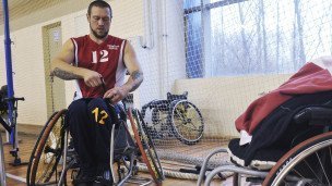 muzhchina-v-invalidnoj-kolyaske-na-basketbolnoj-ploshchadke