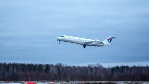 Самолет в небе российской авиакомпании