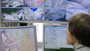Сотрудник ФГБУ "Гидрометцентр России" за рабочим местом