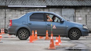 Ученик на практическом занятии по вождению