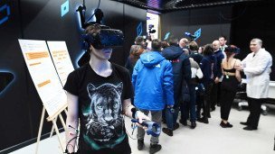 Молодой человек в VR-очках