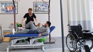 Пациент в кабинете реабилитации