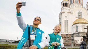 Студенты фотографируются во время экскурсии 