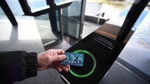 Оплата проезда картой Тройки крупный план 