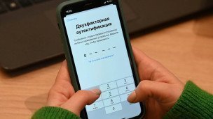 Девушка держит смартфон на экране авторизация в банке