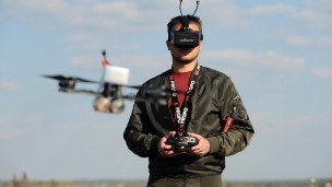 Оператор управляет беспилотным летательным аппаратом