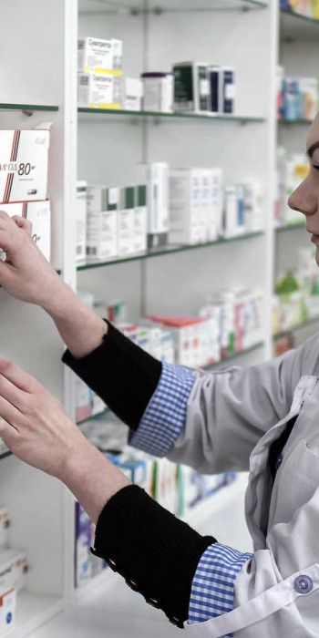 Фармацевт в аптеке