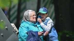 Женщина с ребенком гуляют в парке