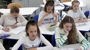 Учащиеся в классе делают записи